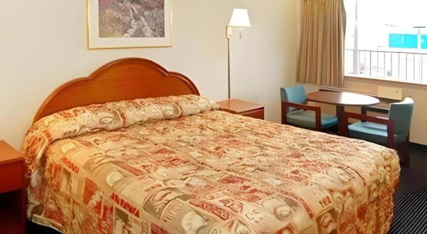 Hotel Econo Airport 2*