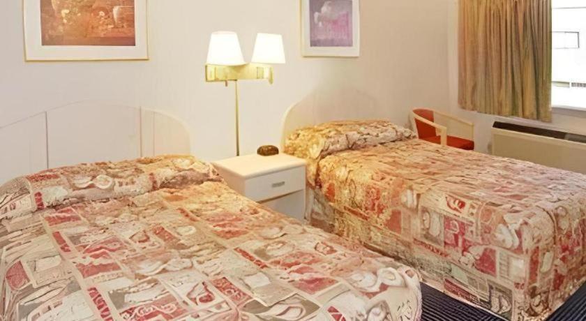 Econo Airport Hotel 2*