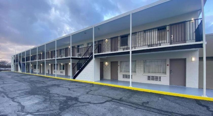 Econo Airport Hotel